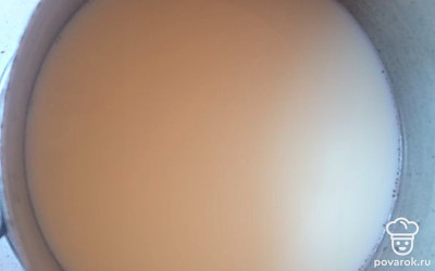 В кипящее молоко добавьте геркулес. Посолите и добавьте сахар. Варите, помешивая, до готовности.