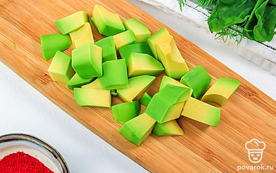 Авокадо произвольно порежьте небольшими кубиками.