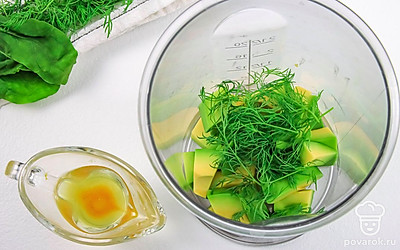 Выложите в высокий мерный стакан авокадо и зелень. Добавьте оливковое масло, паприку, соль и черный перец.