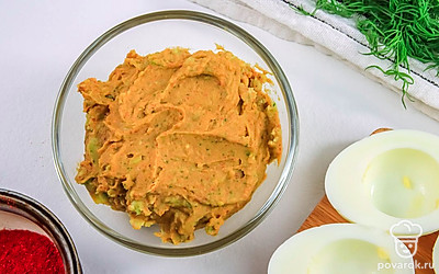 Добавьте к пюре из авокадо и зелени вареные желтки. Взбейте все еще раз блендером.