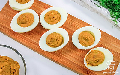 Полученной массой начините половинки яиц.