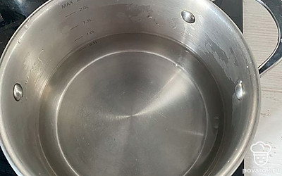 В кастрюлю налить 4 стакана холодной воды, поставить на огонь.