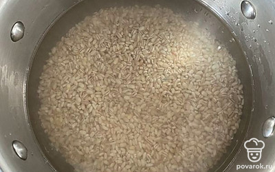 Опустить варить в кастрюлю.