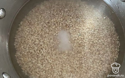 Добавить соль по вкусу, варить после закипания на медленном огне, пока вся жидкость не испарится.