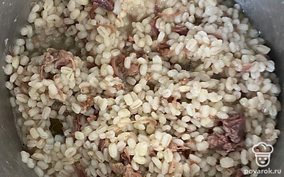 На медленном огне потушить 2-3 минуты постоянно помешивая.