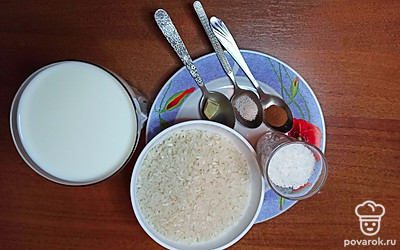 Хорошо промойте рис. Приготовьте эмалированную кастрюлю и все необходимые ингредиенты.