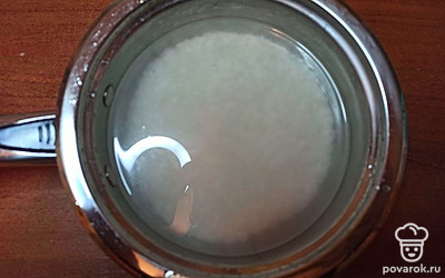 В подготовленную кастрюлю переложите рис. Залейте его водой на 3-4 см. После закипания воды, сделайте маленький огонь и тушите кашу, пока не выпарится вода.