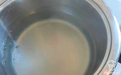 Вскипятите 2 литра воды.