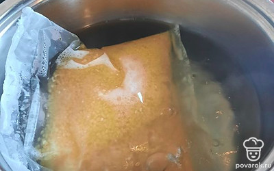 Сварите кукурузную крупу согласно инструкции на упаковке.