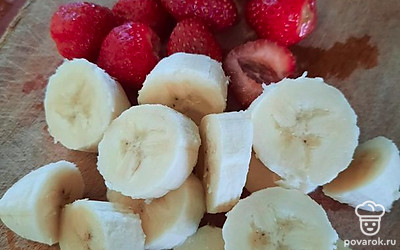 Порежьте очищенный банан, помойти клубнику.