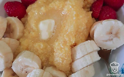 Соедините кашу с клубникой и бананом.