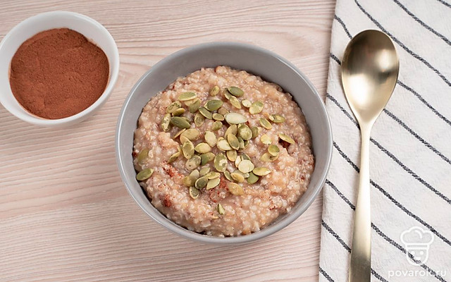 Овсянка с яблочным пюре и тыквеными семечками — Рецепт с фото