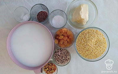 Переберите пшено и промойте под проточной водой несколько раз, пока вода не станет прозрачной.