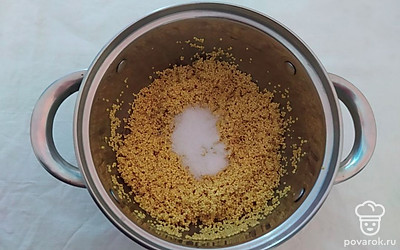 В кастрюле с толстым дном растопите сливочное масло, добавьте пшено и перемешивайте на среднем огне 2 минуты. Добавьте соль, сахар, сливки и залейте одним стаканом воды.