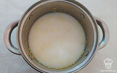 Доведите до кипения. Накройте крышкой и варите на медленном огне 30 минут. Готовую кашу переложите в тарелку. Посыпьте семенами, изюмом и пыльцой.