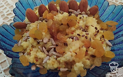 Лучше всего такую кашу подавать в небольшой порционной пиале. Выложите кашу, не доходя до краев. Сверху красиво украсьте семенами подсолнечника, пыльцой, семенами льна и изюмом. Сделайте красивый узор на каше.Это важно, так как внешний вид блюда очень влияет на наше насыщение от еды. Также к такому завтраку подайте чашечку кофе или чая.