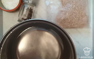 В кастрюлю (у меня ковш) налейте холодной воды, вскипятите и сварите перловую крупу, как написано в инструкции. Не забудьте посолить. 