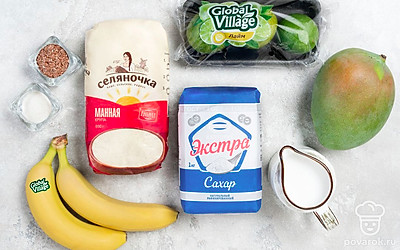 Подготовьте необходимые продукты. Фрукты вымойте, обсушите на бумажных полотенцах. С бананов Global Village снимите шкурку, нарежьте кусочками небольшого размера. Манго очистите, уберите косточку, мякоть измельчите в пюре при помощи блендера или терки. С лайма Global Village снимите цедру теркой с мелкими ячейками, отложите ее для подачи.