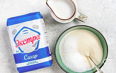 Подготовьте смесь для варки каши. Манную крупу «Селяночка» соедините с обычным сахаром «Экстра» и ванильным.