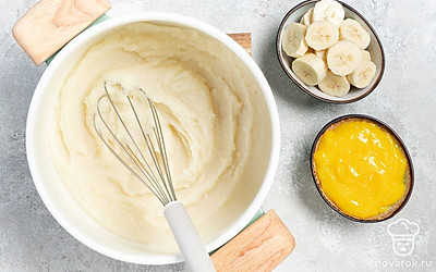 Сварите кашу. В сотейник налейте молоко, включите плиту на среднюю мощность. Хорошо нагрейте жидкость, но не давайте закипеть. Затем тонкой струйкой всыпьте манную смесь, постоянно помешивая, и варите 1 минуту.