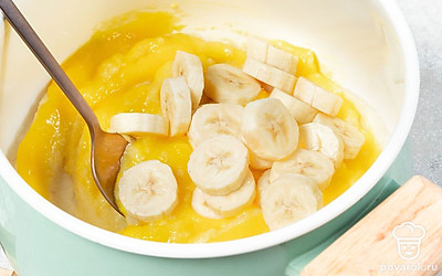 Завершите приготовление каши. В манную кашу выложите кусочки банана Global Village и пюре манго, хорошо перемешайте. Дайте постоять 1 минуту.