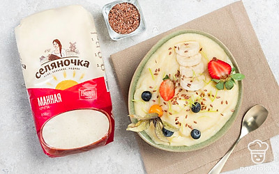 Манную кашу с фруктами на кокосовом молоке разложите по порционным тарелкам, сверху посыпьте цедрой лайма Global Village и семенами льна.