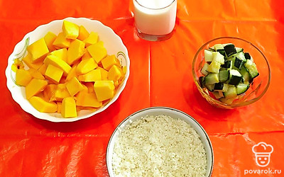 Подготовьте продукты. Тыкву очистите и нарежьте на кубики. Молодые Цукини нарежьте с кожурой.