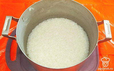 Отварите в подсоленной воде рис до полуготовности.