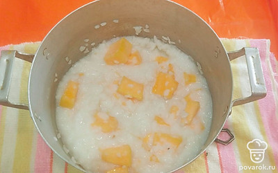 Влейте молоко с сахаром и добавьте тыкву. Варите 10 минут.