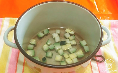 Отдельно в сладкой воде отварите цукини. Откиньте на дуршлаг.