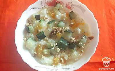 Разложите кашу по тарелкам. Сверху уложите цукини. Очень хорошо посыпать измельчёнными грецкими орехами.