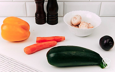 Помойте овощи. Почистите морковь.