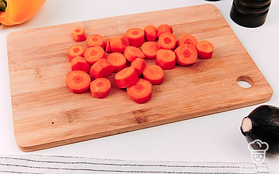 Нарежьте морковь.