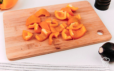 Удалите серединку из перца, очистите полость от семечек. Нарежьте болгарский перец.