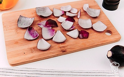 Красный лук разделите на отдельные слои и крупно нарежьте.