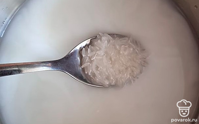 В молоко (160 г) добавляем рис, варим на среднем огне 15 мин. Закрываем крышкой.