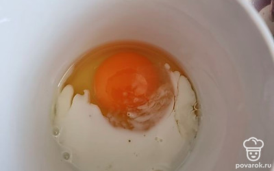 Хорошо взбиваем 1 яйцо, 1 ст.ложку сахара с оставшимся молоком (40 г).