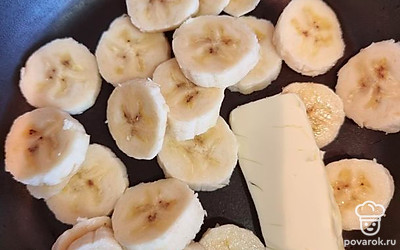 На разогретой сковороде плавим сливочное масло, добавляем 1 ст.л. сахара. Как только сахар начнется плавится, выкладываем дольки банана, жарим по 2 минуты с каждой стороны.