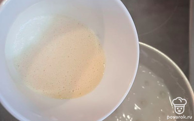 В горячую кашу вливаем взбитую смесь молока, яйца и сахара. Подаем кашу с бананами.