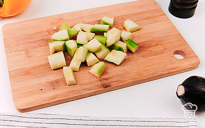 Почистите баклажан и нарежьте его.