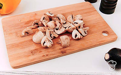 Нарежьте грибы.