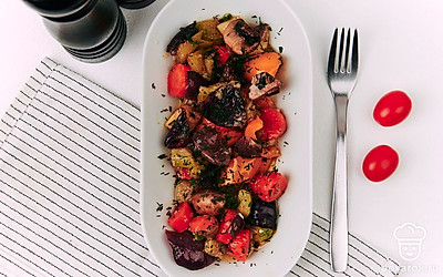 Украсьте запеченные овощи арахисом и свежей зеленью.