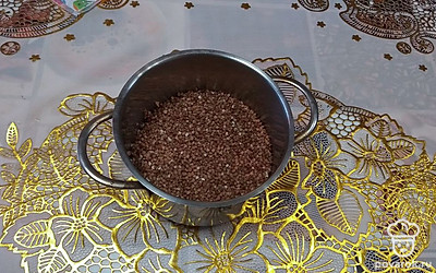В небольшую кастрюлю насыпаем гречневую крупу.