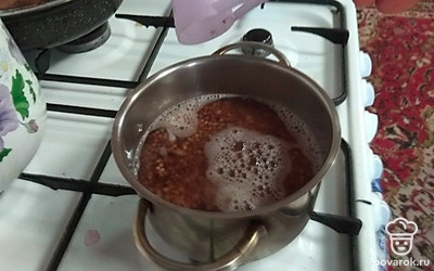 Промоем, нальём воду и ставим на огонь. Закрываем крышкой, варим 5-7 минут.