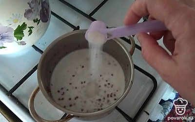 Добавим соль, сахар. Варим ещё пять минут. И подаём.