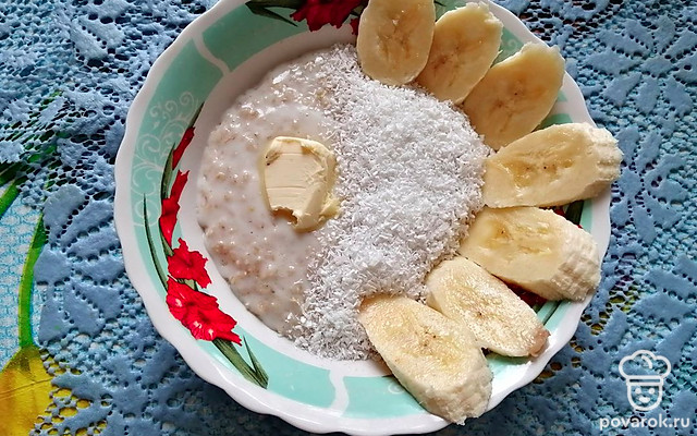 Овсяная каша на молоке с кокосом и бананом — Рецепт с фото