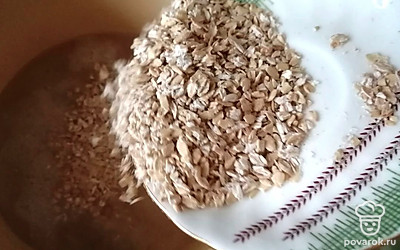Воду вскипятите, добавьте соль и сахар по вкусу. Засыпьте овсянку, убавьте огонь на минимум. Помешивая, варите кашу, пока вода не начнет выпариваться.
