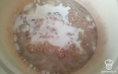 Влейте молоко, продолжайте мешать и варить кашу на маленьком огне 5-7 минут. Выключите, накройте крышкой и дайте каше постоять 2 минуты. 