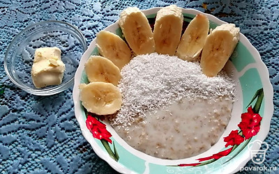 Перед подачей украсьте кашу кокосовой стружкой и бананом, добавьте кусочек сливочного масла. 
