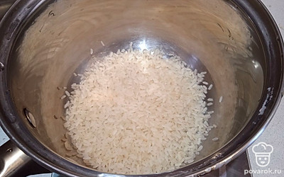 Засыпьте рис в кастрюлю, промойте до прозрачной воды.